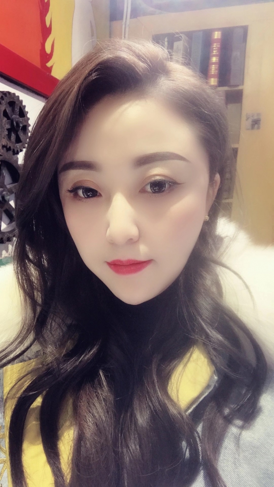 伴游服务衍生经济：上海伴游穿搭师日薪1200元，成都伴游Vlog跟拍套餐热卖